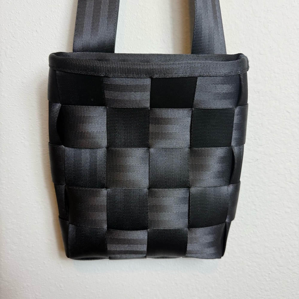 Harvey’s Vintage Original Seatbelt Crossbody Mini Messenger Bag Adjustable Black - Picture 2 of 5